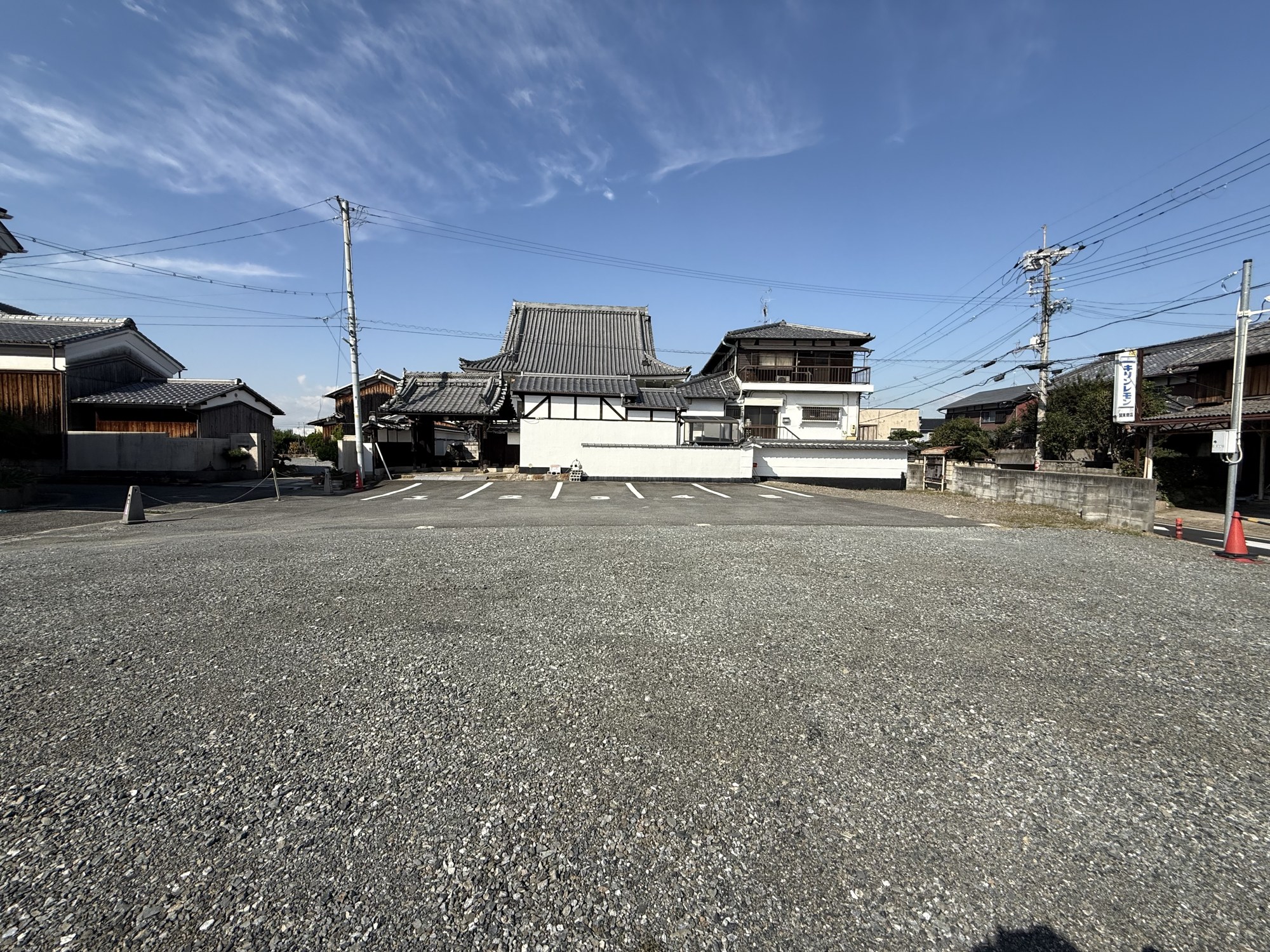 西光寺の駐車場と奥に見える本堂
